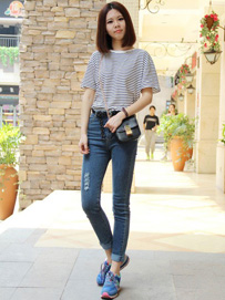 夏季宽松t恤搭配牛仔裤