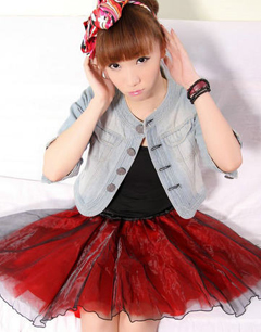 透视网纱蓬蓬裙与牛仔外套的混搭