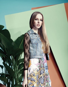 吊带印花裙与牛仔马甲的混搭