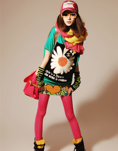 街头印花宽松t恤衫的潮流混搭