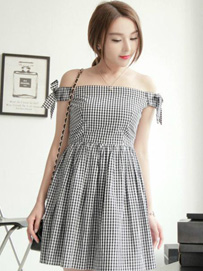 露肩装:一字肩露肩装