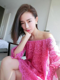 露肩装:一字肩露肩装