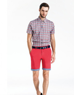 红色单品点亮幸福 格子红短裤LOOK