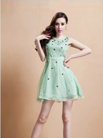 荧光色连衣裙惹眼时尚