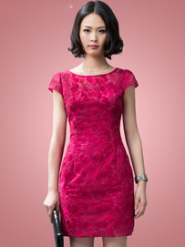 玫瑰色蕾丝一步裙惹眼搭配