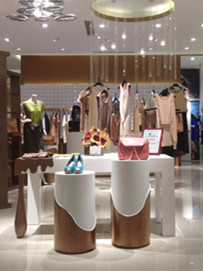 橱窗怎么陈列才能吸引顾客