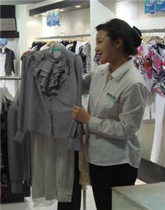 终端店员营业中吸引顾客的技巧