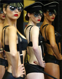 时尚秀场出奇招吸引顾客眼球