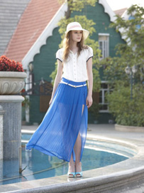 半身长裙搭配什么上衣