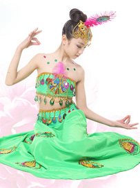 绿色绣花民族风演出服